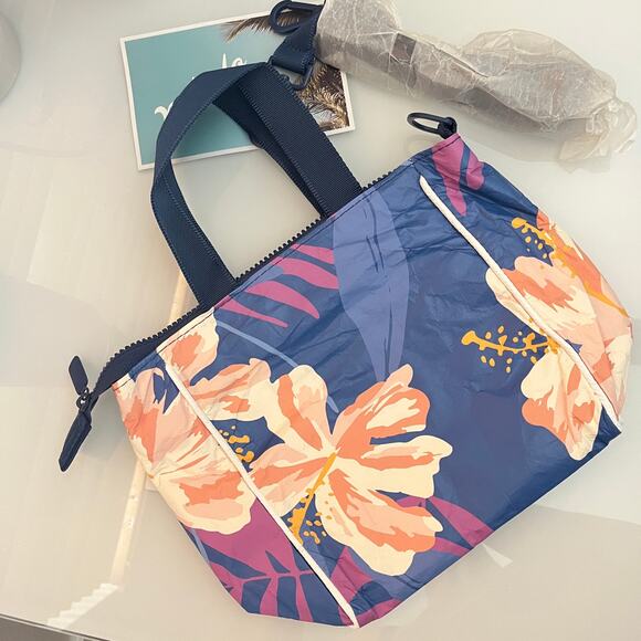 Aloha collection• Monochrome bag CROSSBODY
Adrift in SERENE - Picture 5 of 14